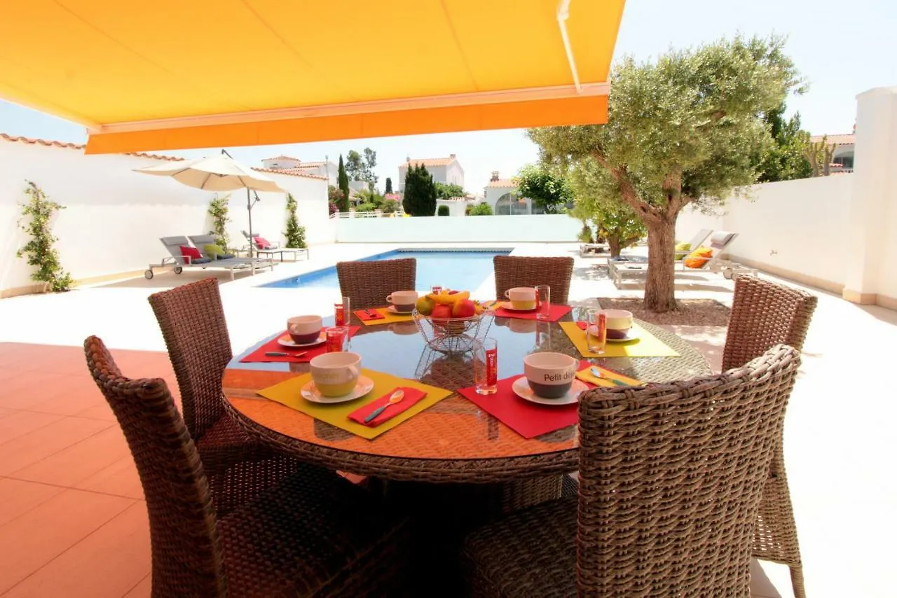 Leon Inmo Villa Nicole - 10699 Empuriabrava 0*,  Espagne